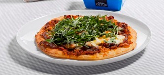Pizza með beikoni, sveppum, rjómaosti og klettasalati