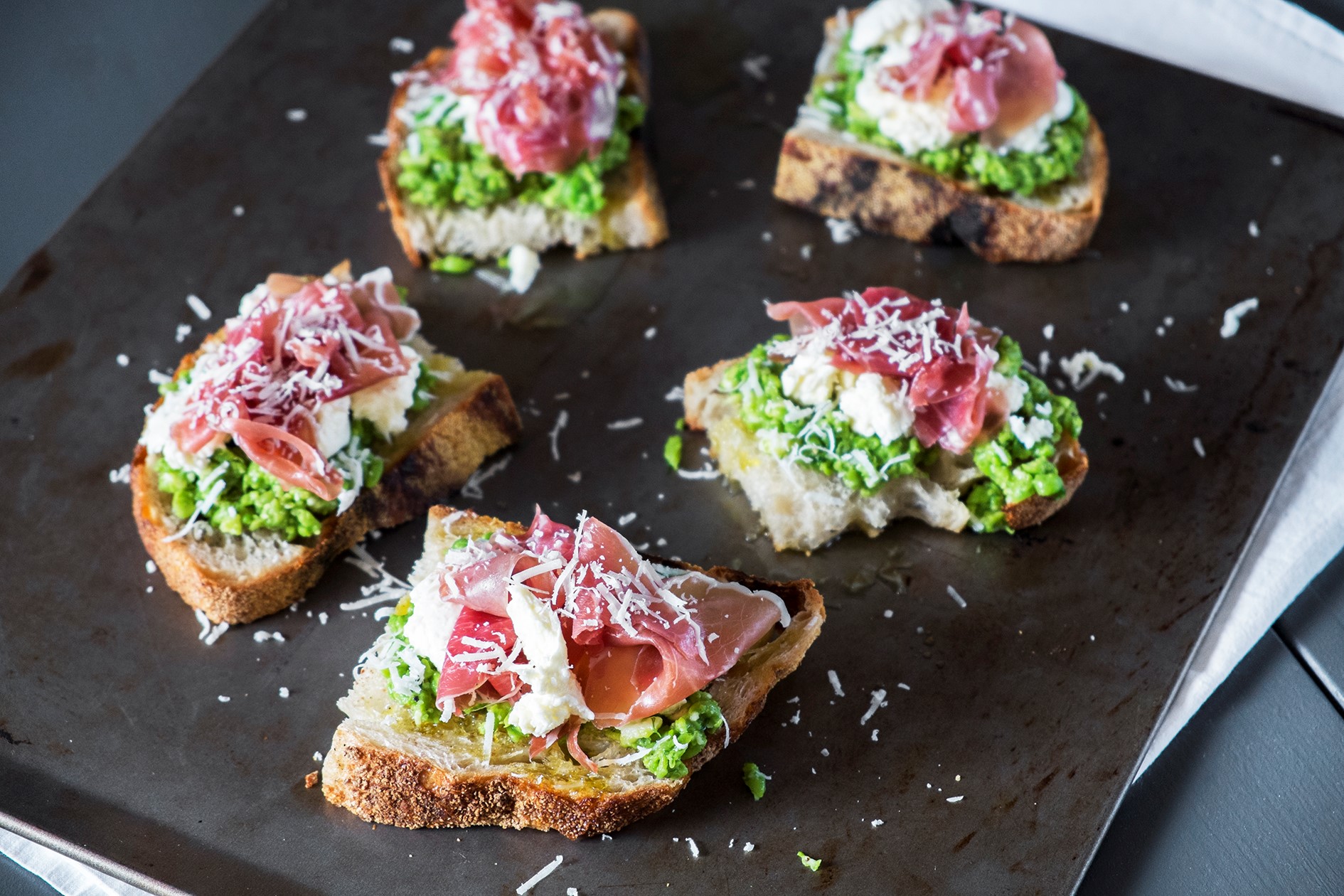 Snittur með baunamauki, hráskinku og mozzarella