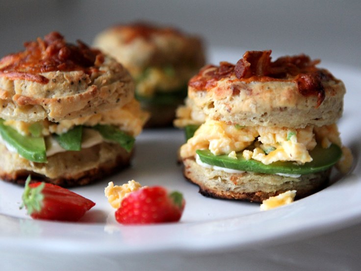 Sunnudagur - Beikonosta skonsur með eggjahræru og avókadó