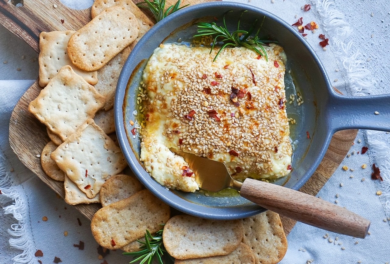 Bakaður ostakubbur með hunangi, chili og sesamfræjum