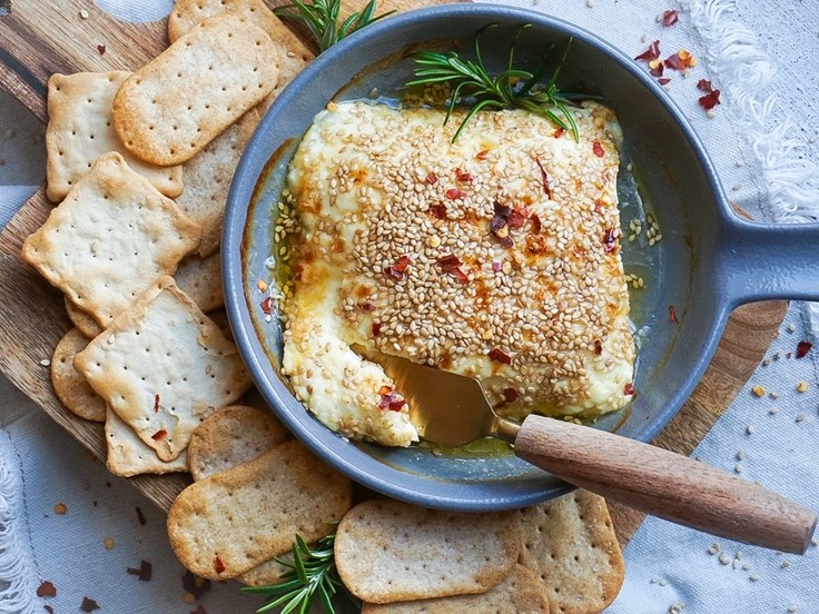 Fimmtudagur - Bakaður ostakubbur með hunangi, chili og sesamfræjum