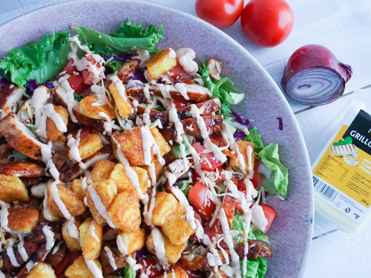 Fimmtudagur - BBQ kjúklingasalat með stökkum grillostateningum