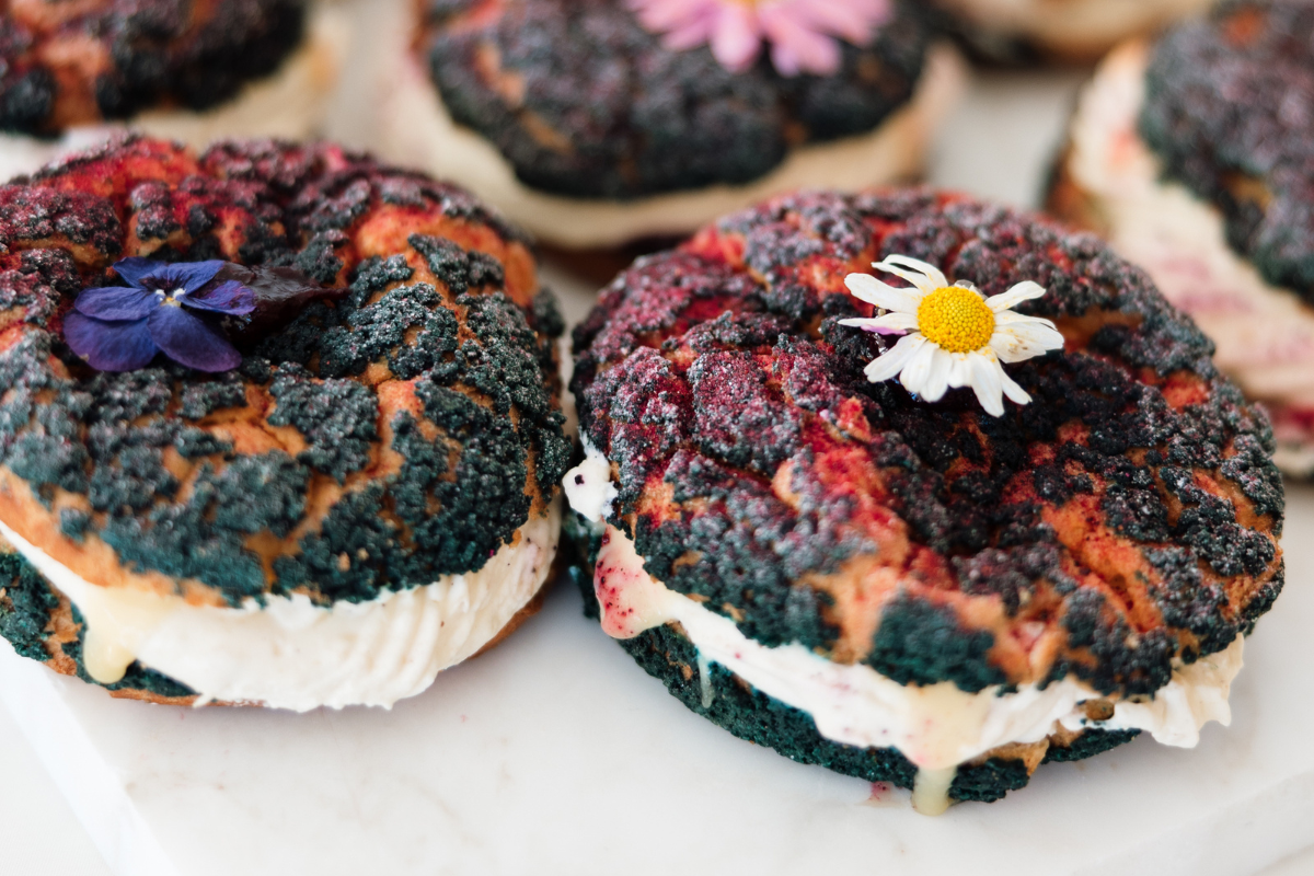 Bláberja og skyrbolla með lakkrísdufti