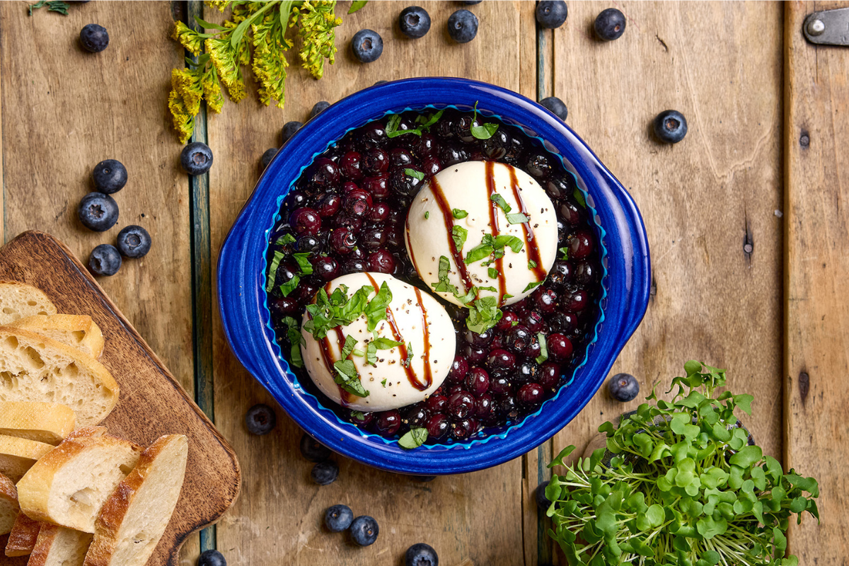 Bökuð bláber með burrata