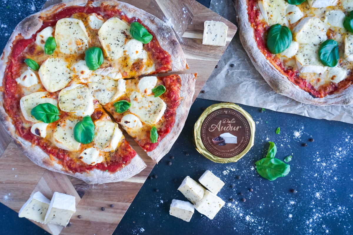 Bragðmikil ostapizza með Dala Auði með piparkornum