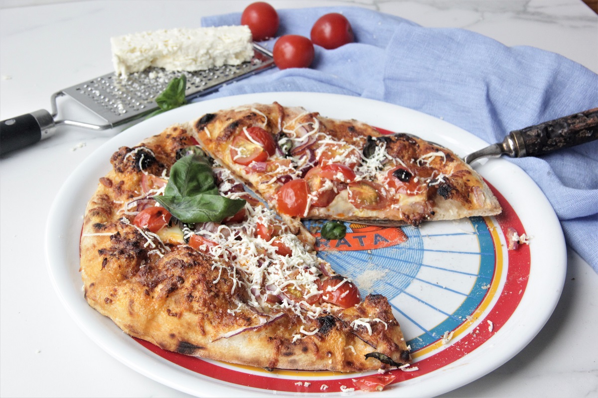 Bruschetta pizza með tómötum og rifnum ostakubbi