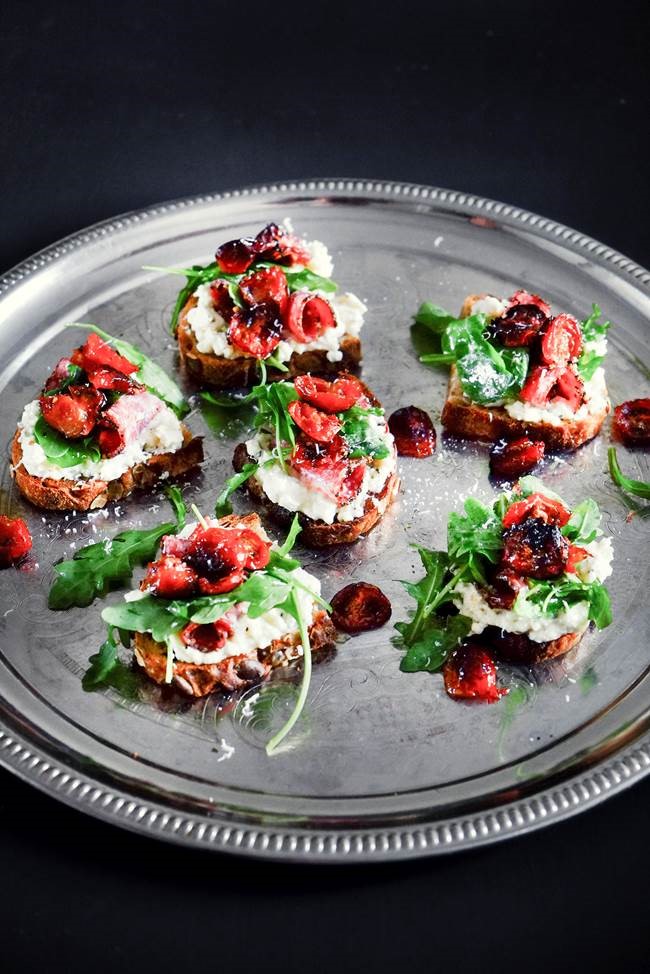 Bruschetta með Dala salatostakremi, salami og hægelduðum tómötum