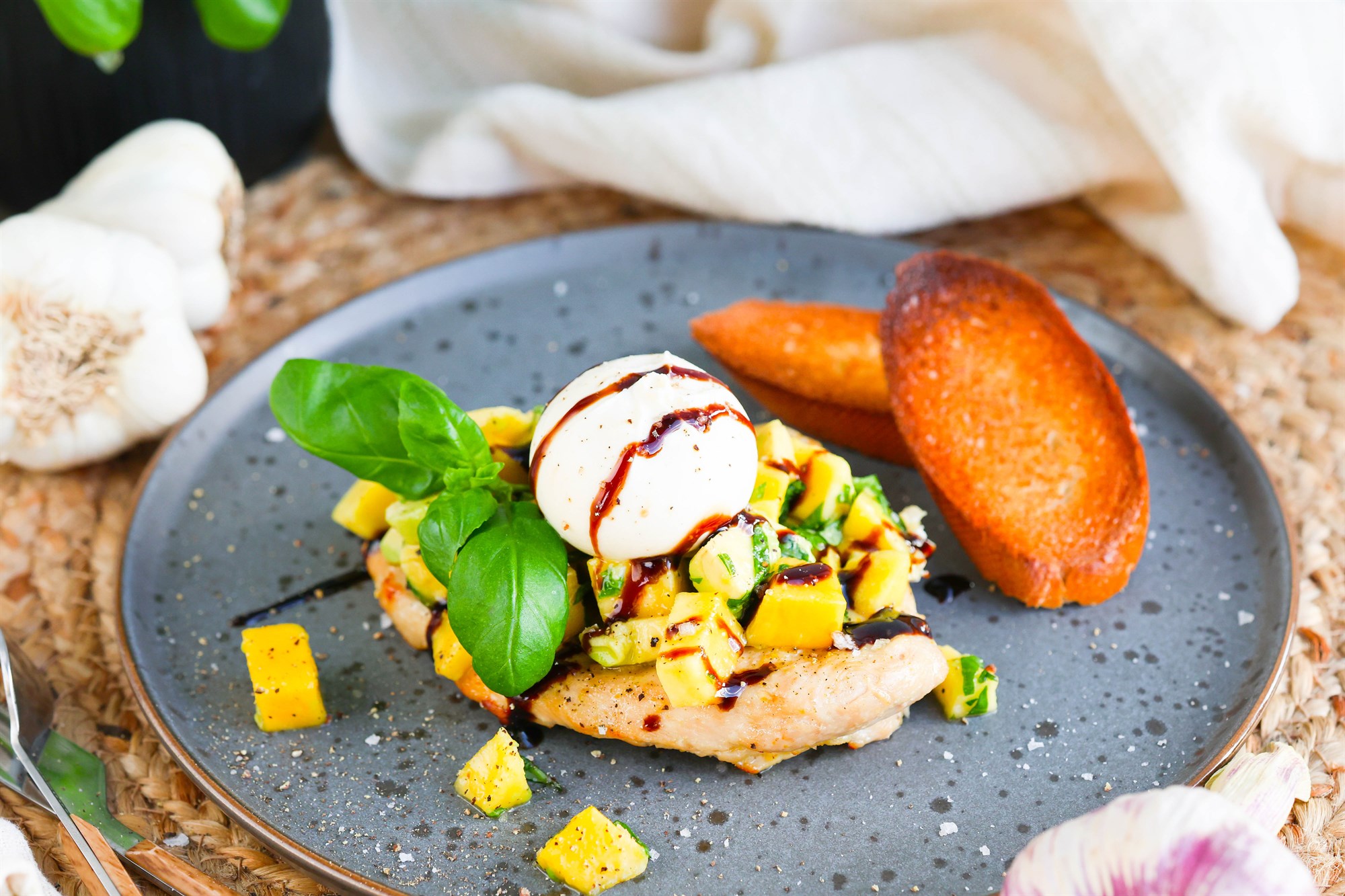 Kjúklingabringur með mangó-avókadó salsa og burrata