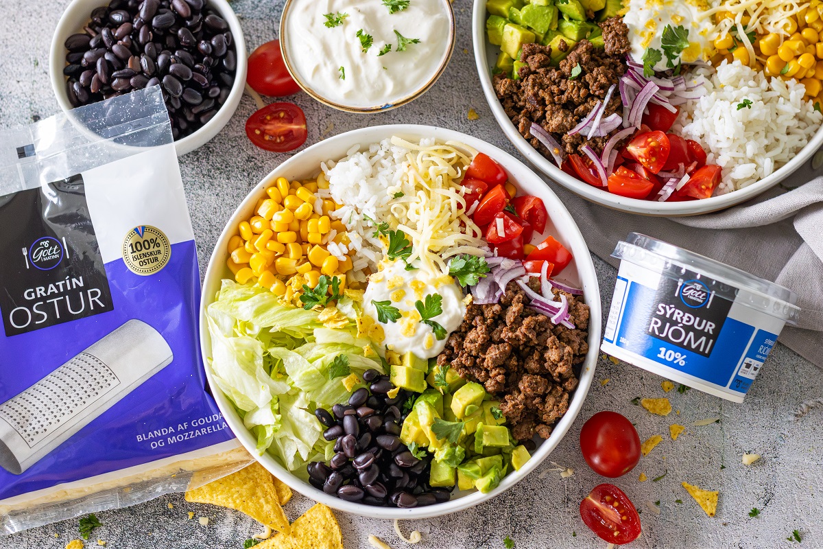 Burrito skál með hakki, grænmeti og sýrðum rjóma