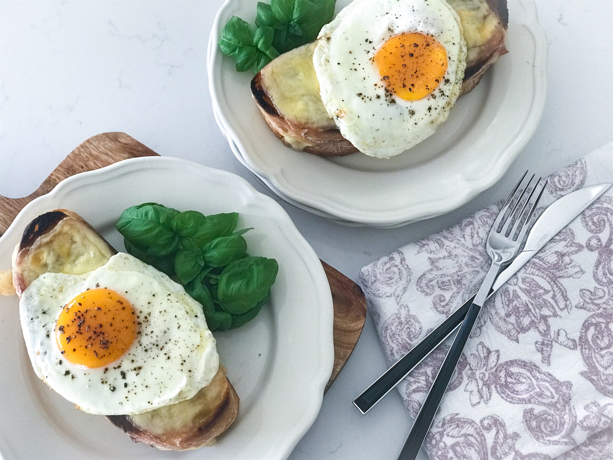 Hin fullkomna bröns samloka Croque Madame