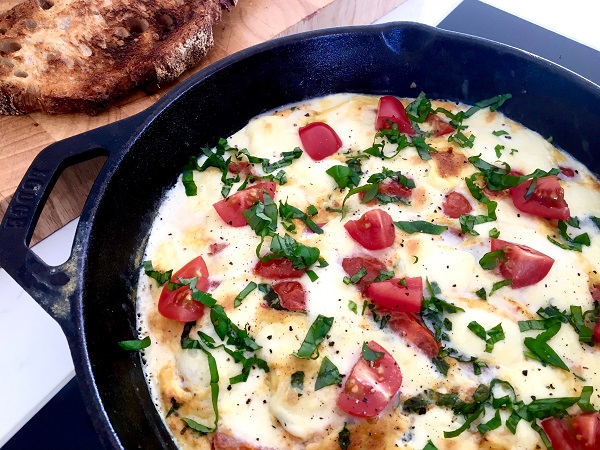 Morgunverðar frittata með mozzarrella og tómötum