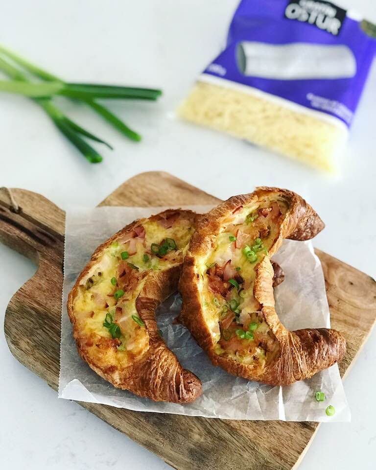 Fylltir croissant bátar með gratínosti, vorlauk og beikoni 