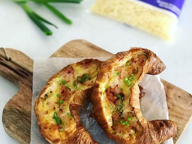Sunnudagur - Fylltir croissant bátar með osti, vorlauk og beikoni