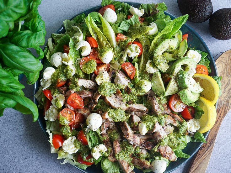 Fimmtudagur – Kjúklingasalat með pestó og mozzarellakúlum