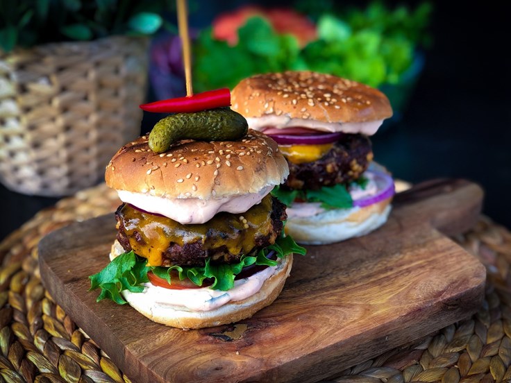 Föstudagur – Grillaður hamborgari með Mexíkóosti og Óðals Cheddar