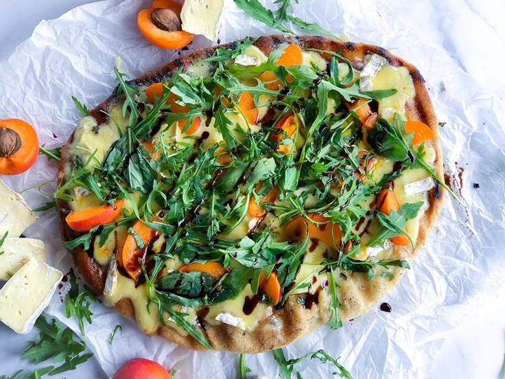 Föstudagur – Grilluð ostapizza með chillismjöri og apríkósum