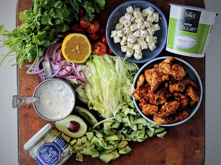 Fimmtudagur – Grísk skál með kjúklingi, avocado og tzatziki