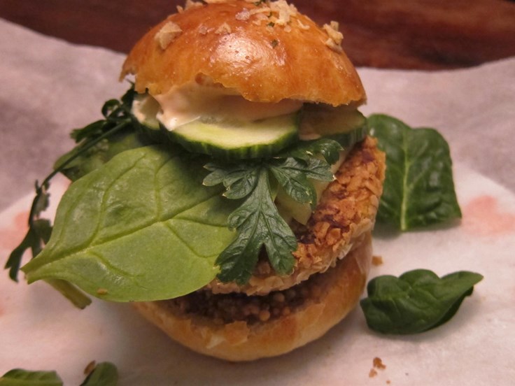 Föstudagur – Grænmetisborgari í heimatilbúnu brauði