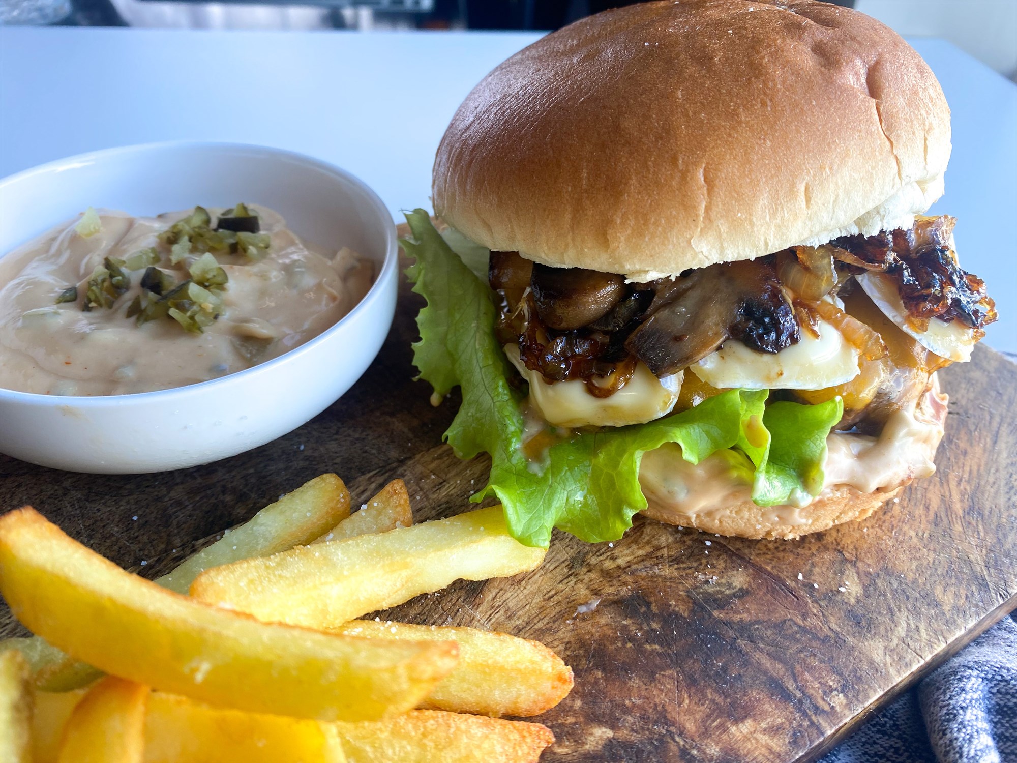 Föstudagur – Heimagerðir hamborgarar með karamelluðum lauk og Höfðingja