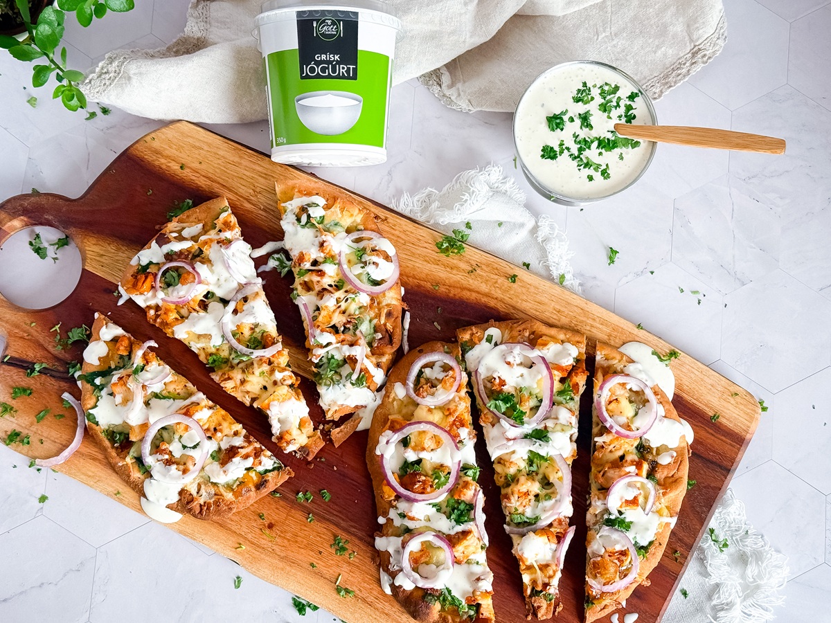 Hvítlauks naan pizzur með mangókjúkling og jógúrtsósu