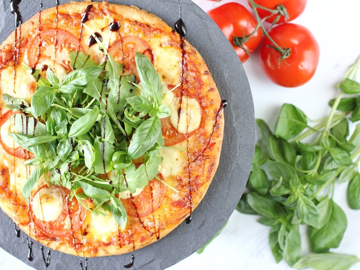 Pizza með tómötum og mozzarella