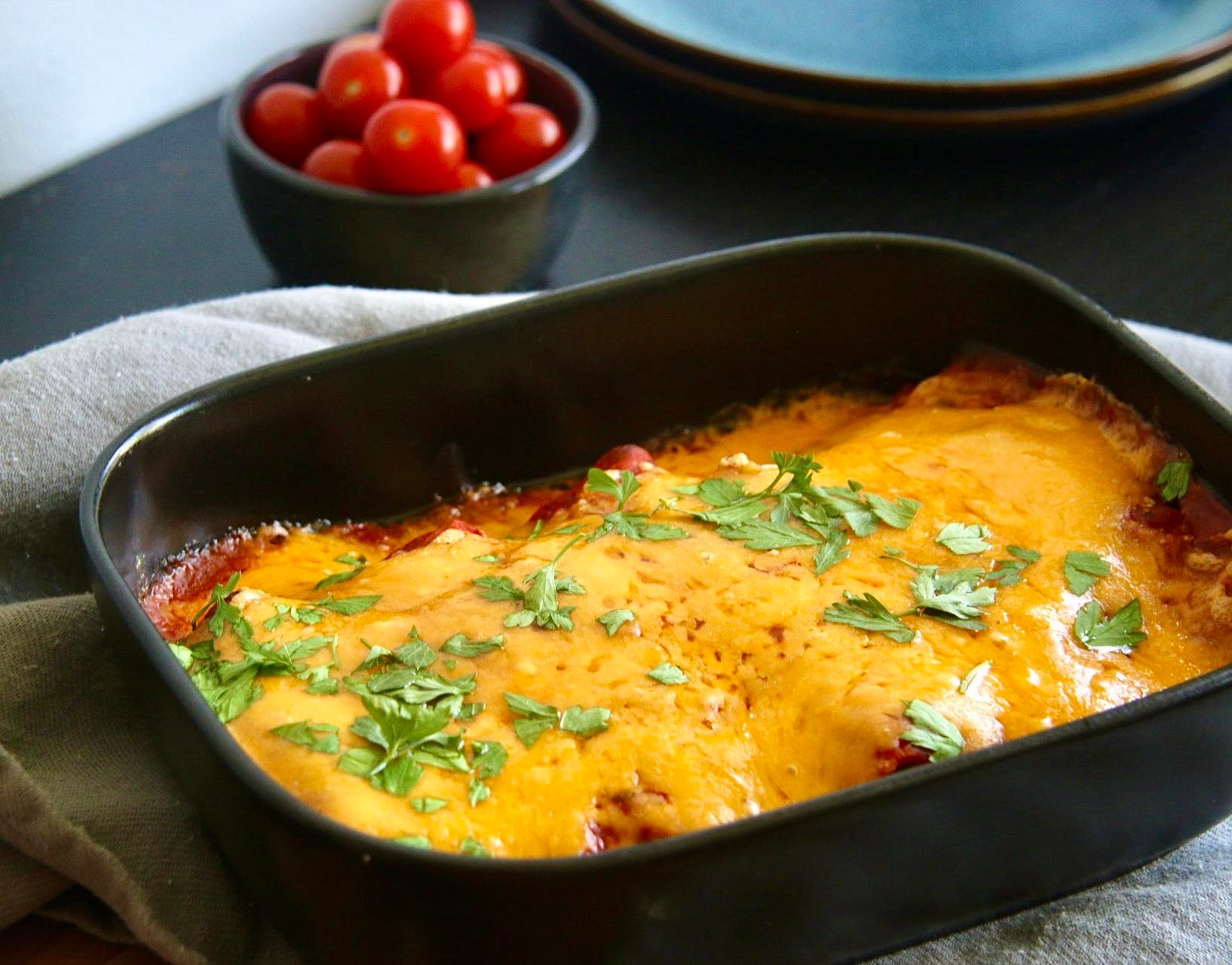 Kjúklinga enchiladas með sýrðum rjóma og cheddar osti