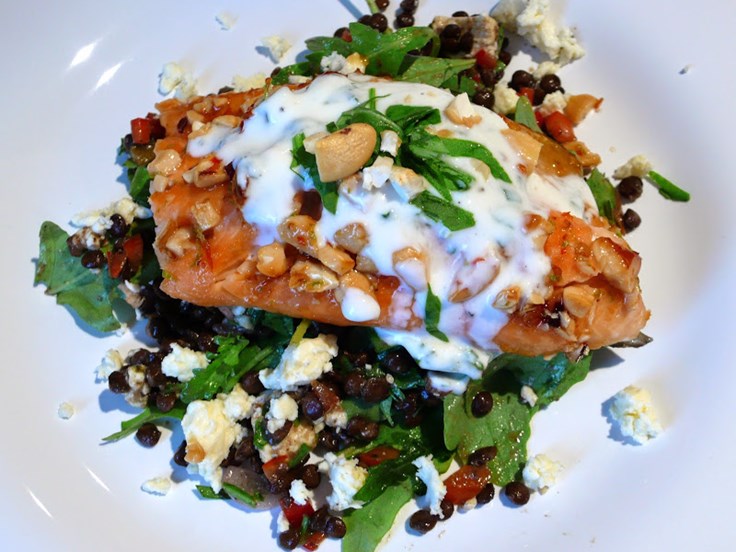 Mánudagur – Hnetusilungur og linsusalat með salatosti og myntusósu