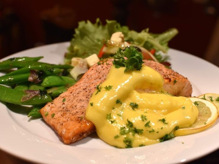 Laugardagur - Lax með sykurbaunum og salati með franskri dressingu