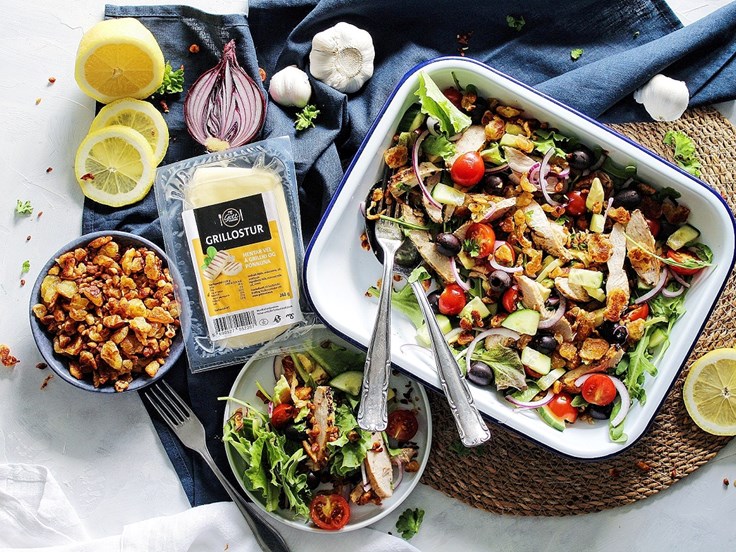 Miðvikudagur – Litríkt kjúklingasalat með stökkum grillosti