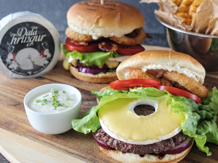 Föstudagur – Lúxusborgari með laukhringjum, beikoni og Dala hring