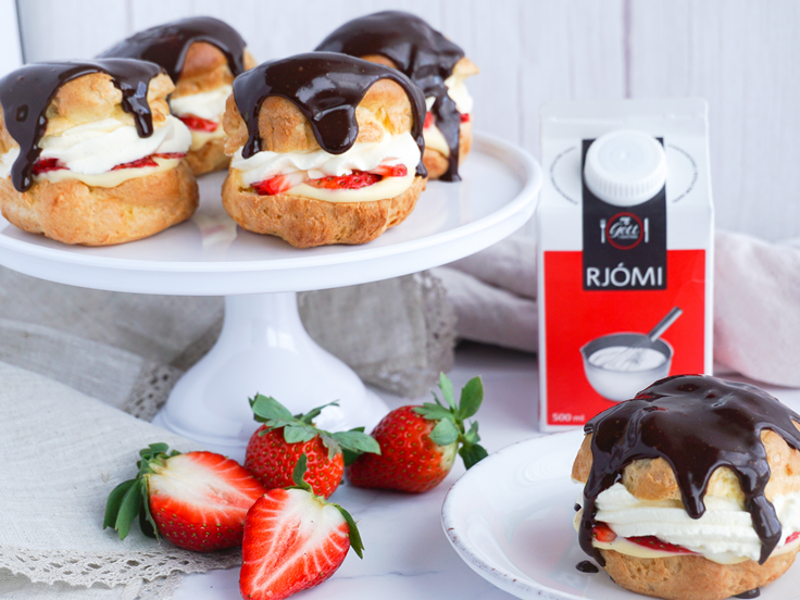 Sunnudagur – Lúxusbollur með vanillukremi og jarðarberjum