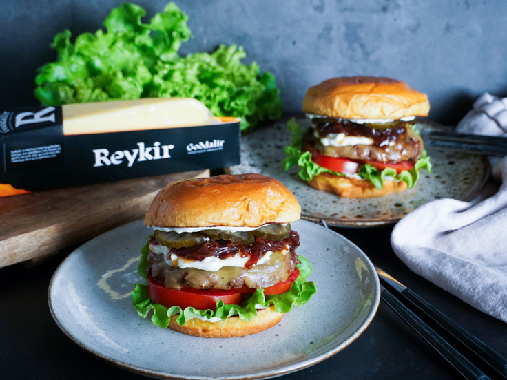 Föstudagur – Lúxusborgari með Reyki, sultuðum rauðlauk og hvítlaukssósu