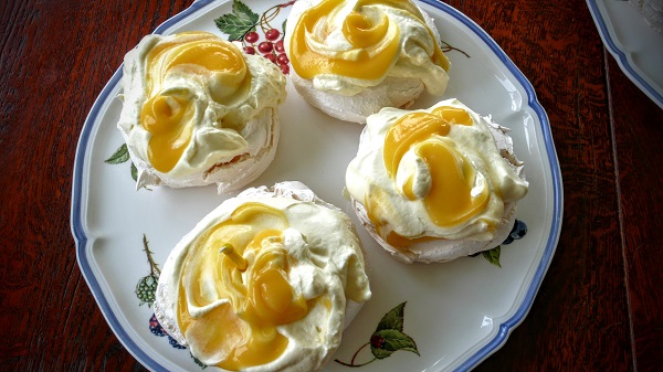 Smáir marensbotnar með lemon curd