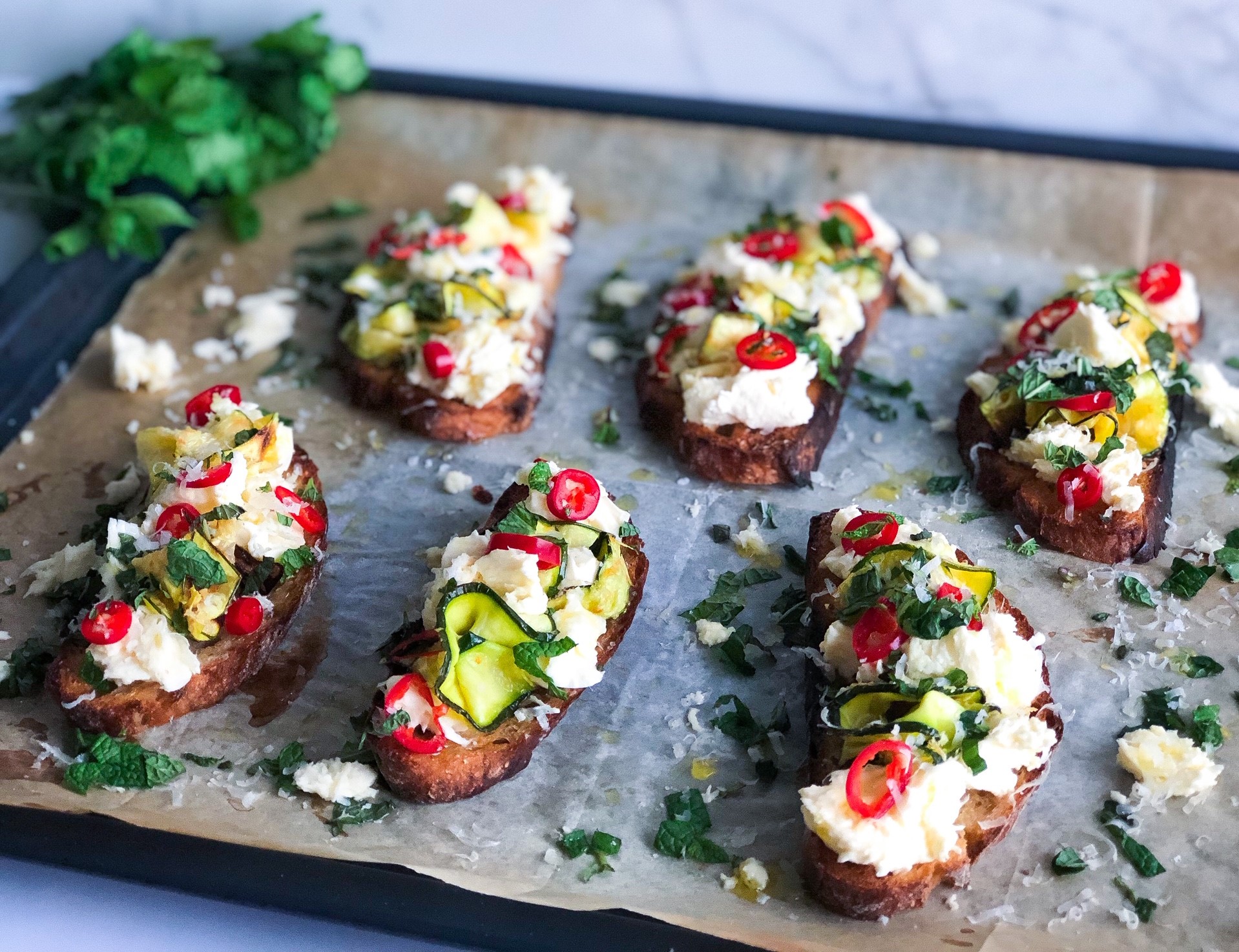 Mozzarella snittur með bökuðum kúrbít, myntu og pikkluðum chilli 