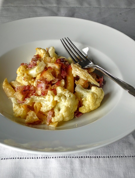 Ofnbakað pasta með blómkáli og beikoni