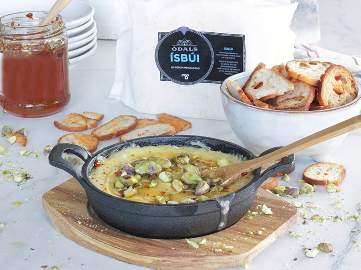 Fimmtudagur – Ostaídýfa með Ísbúa, chili hunangi og hnetum