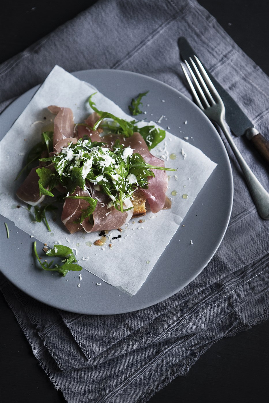 Bruschetta með hráskinku, klettasalati og rjómaostasósu