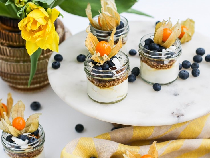 Páskaleg jógúrt með múslí og berjum