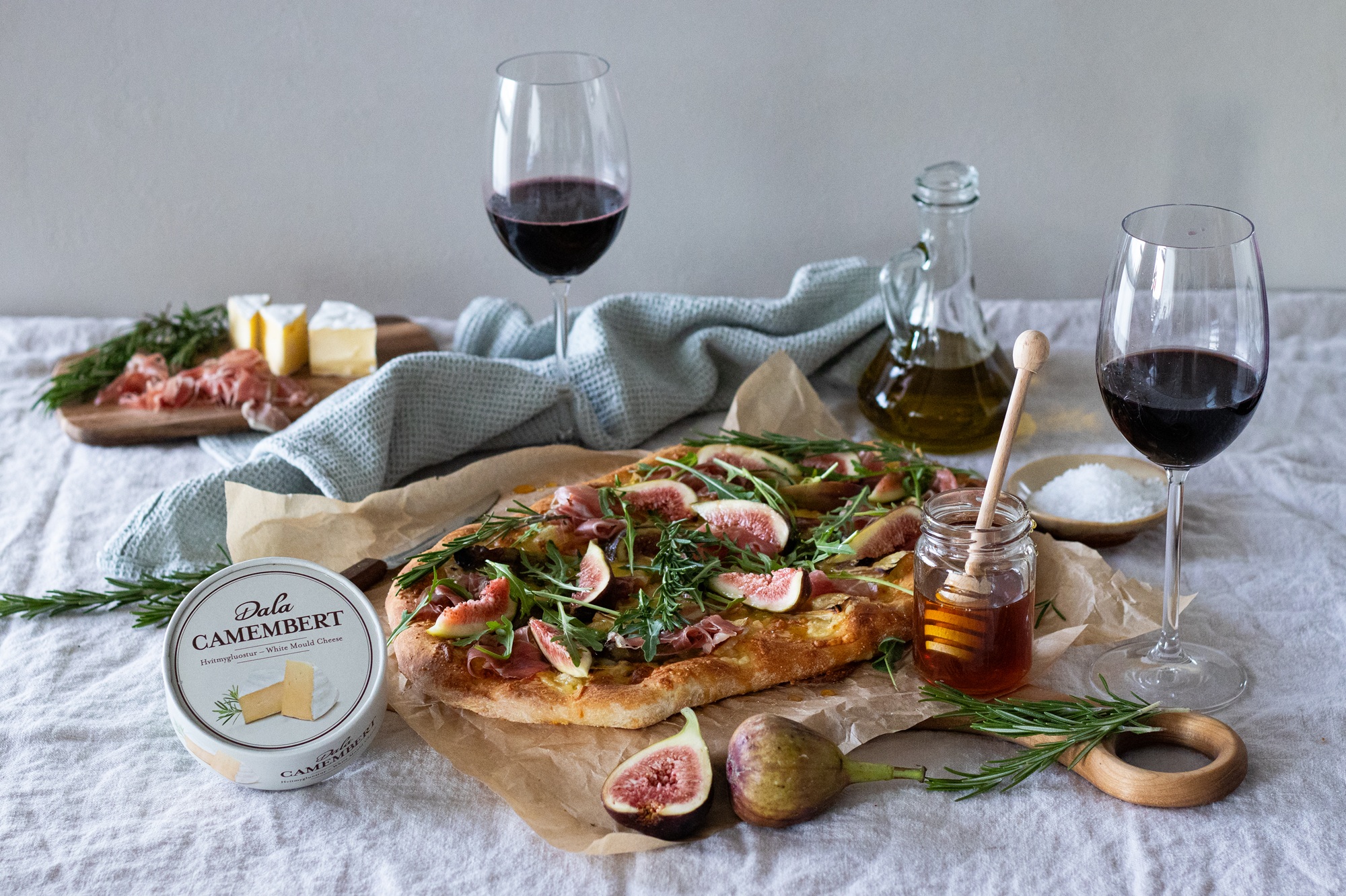 Pizza með camembert, ferskum fíkjum og hráskinku