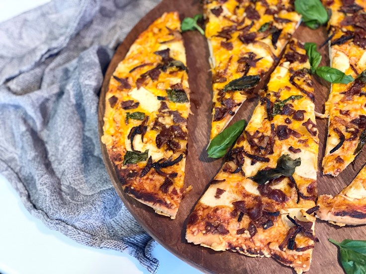 Föstudagur - Pizza með cheddar, karamelluðum lauk, beikoni og eplum