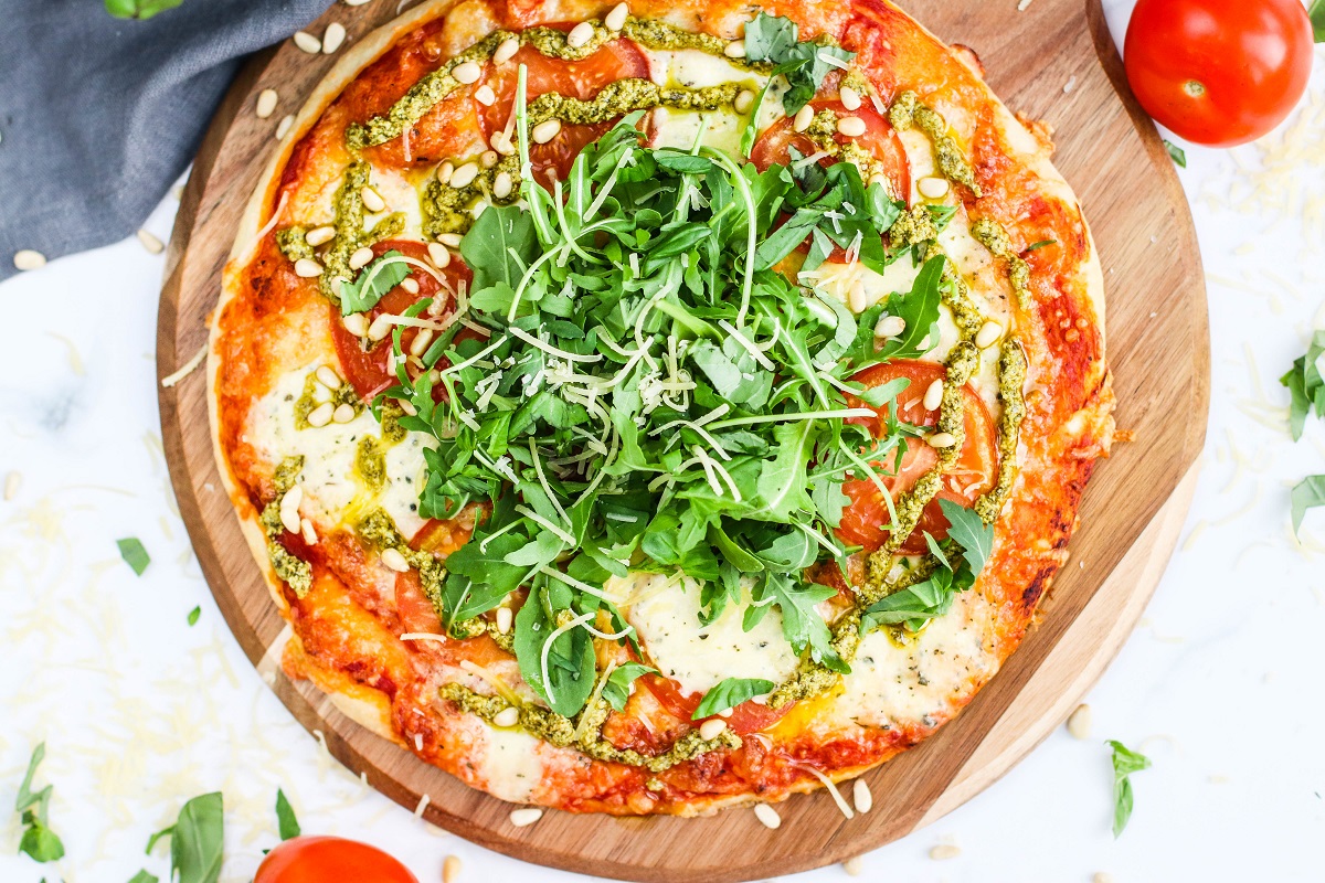 Pizza með mozzarella og basilíku