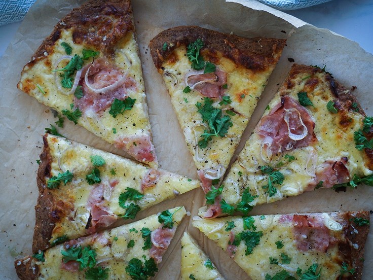 Föstudagur - Pizza með stökkum ostabotni (Ketó)