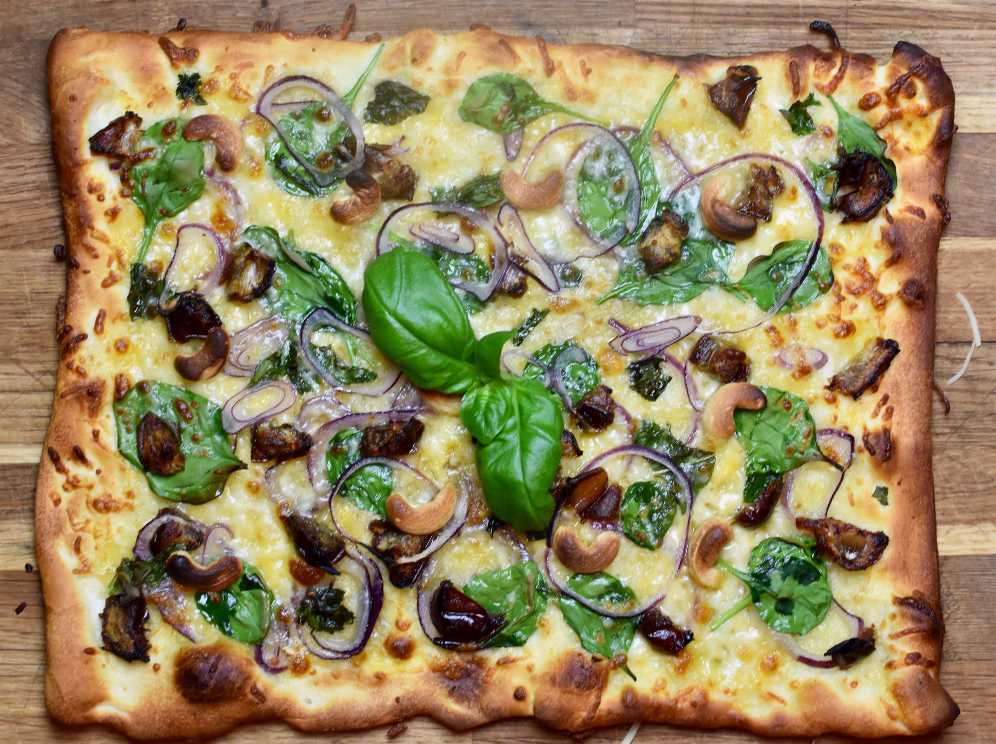 Pizza með rauðlauk, spínati, basil, döðlum og cashewhnetum - Asískt ævintýri!