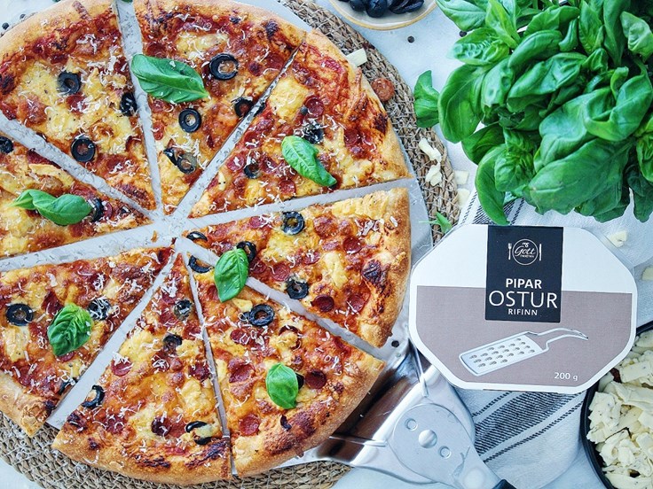 Föstudagur – Pizza með sterku pepperóní og rifnum piparosti