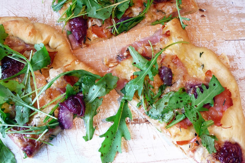 Pizza með Camembert, hráskinku og vínberjum