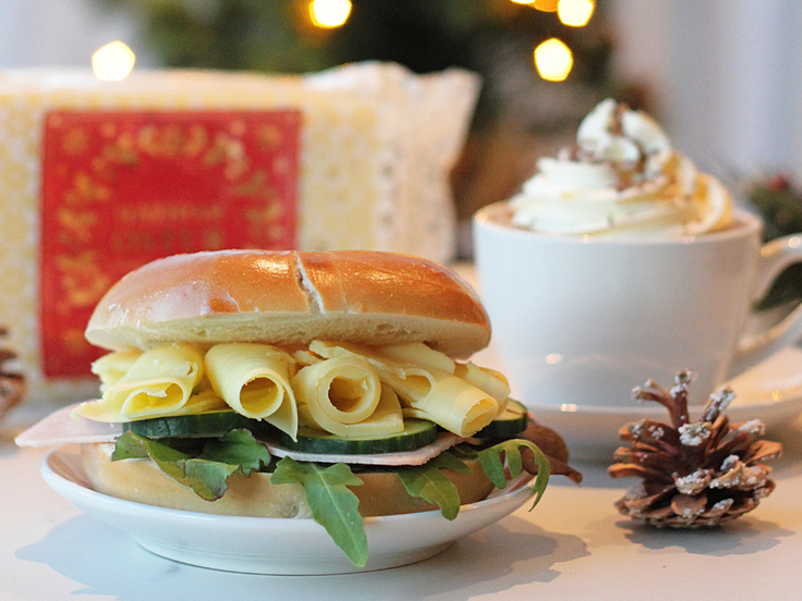 Miðvikudagur – Ristuð beygla með Hátíðarosti og heitu súkkulaði