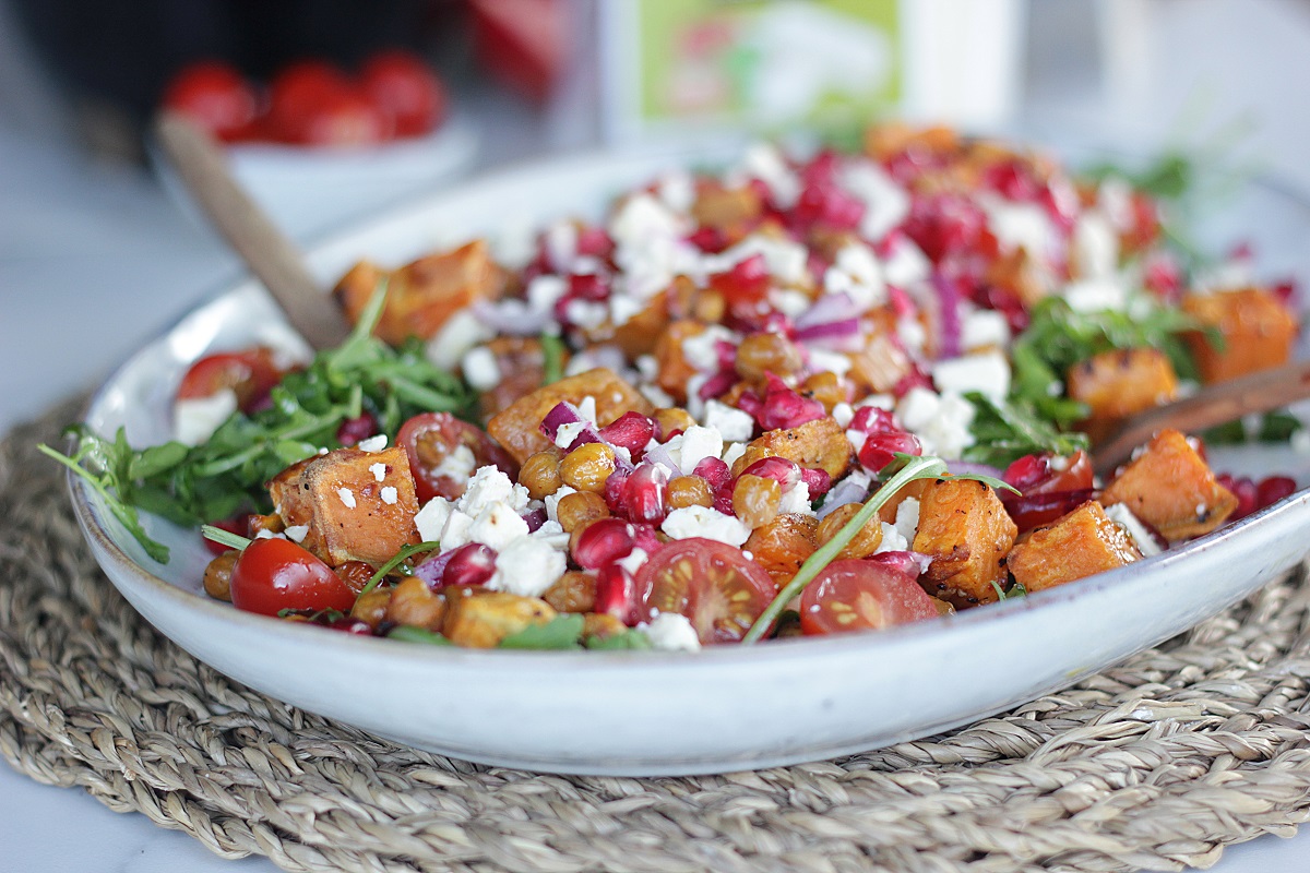 Sætkartöflusalat með ostakubbi og granatepli