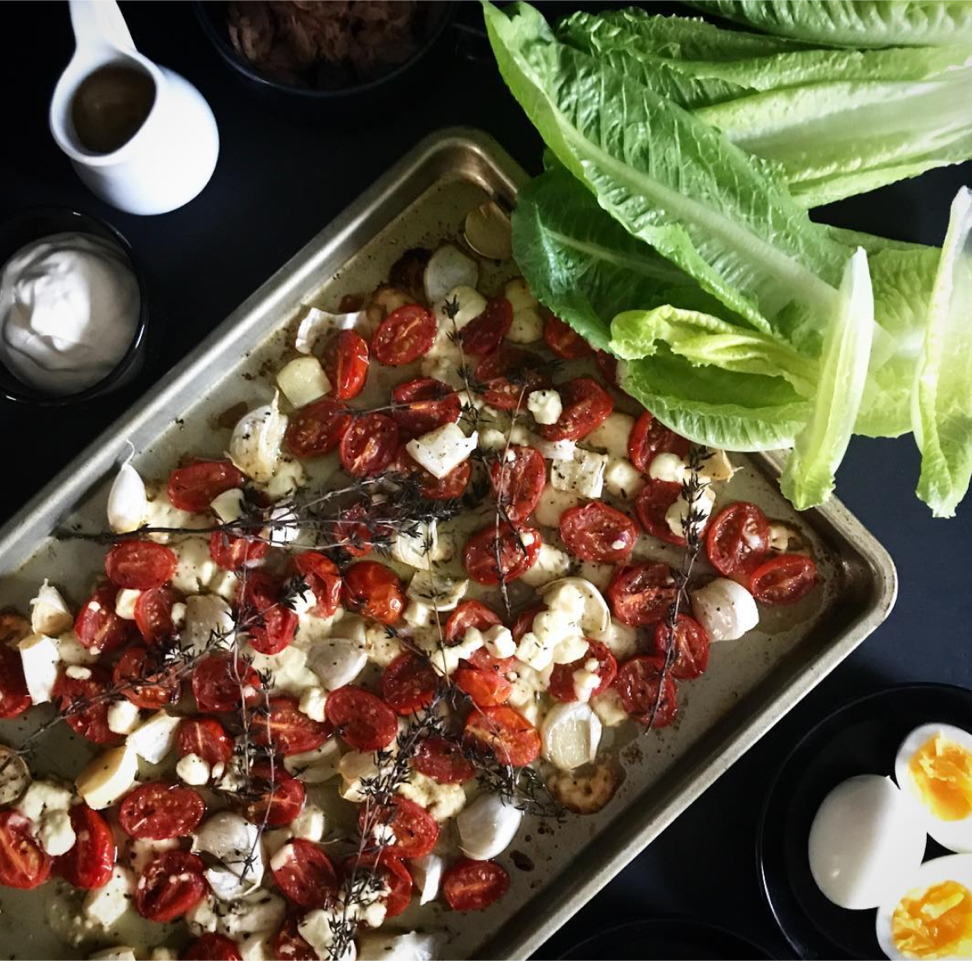 Salat með hægelduðum tómötum og salatosti