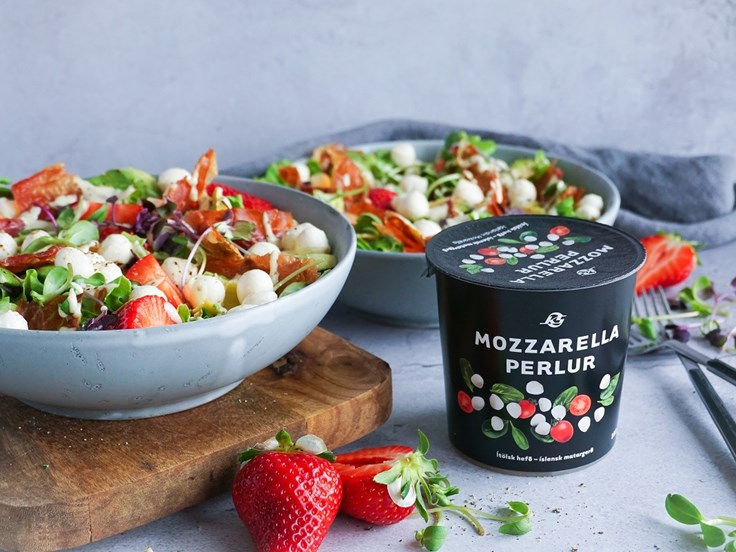 Miðvikudagur – Salat með mozzarella perlum, jarðarberjum og stökkri parmaskinku