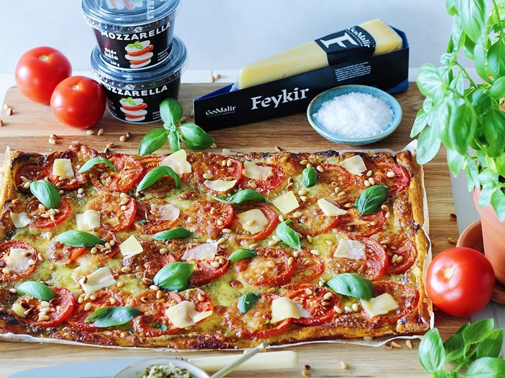 Föstudagur - Ljúffeng smjördeigsbaka með tómötum, mozzarella og basil pestó